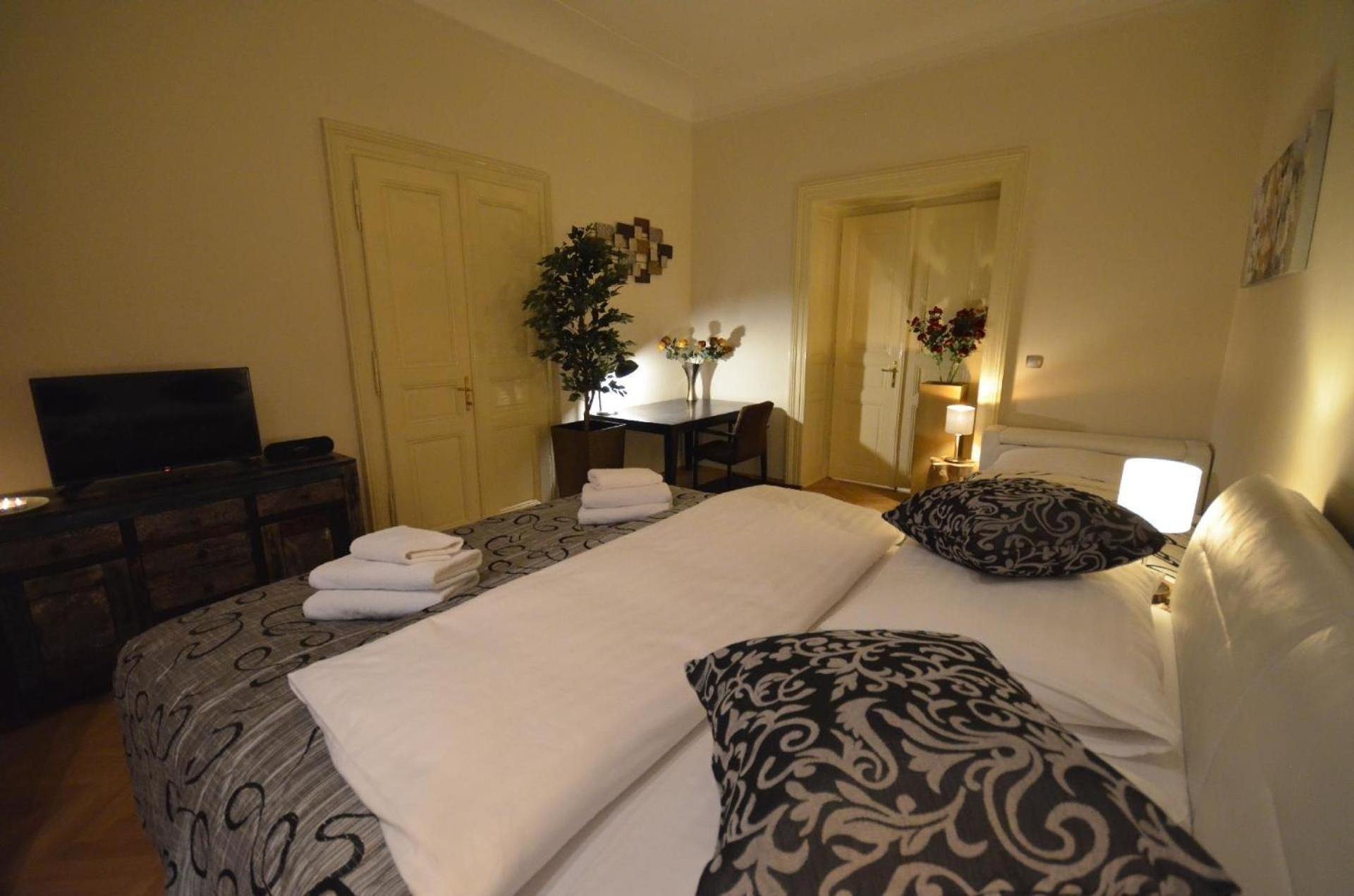 Fuer 3 Personen Und 2 In Prag *