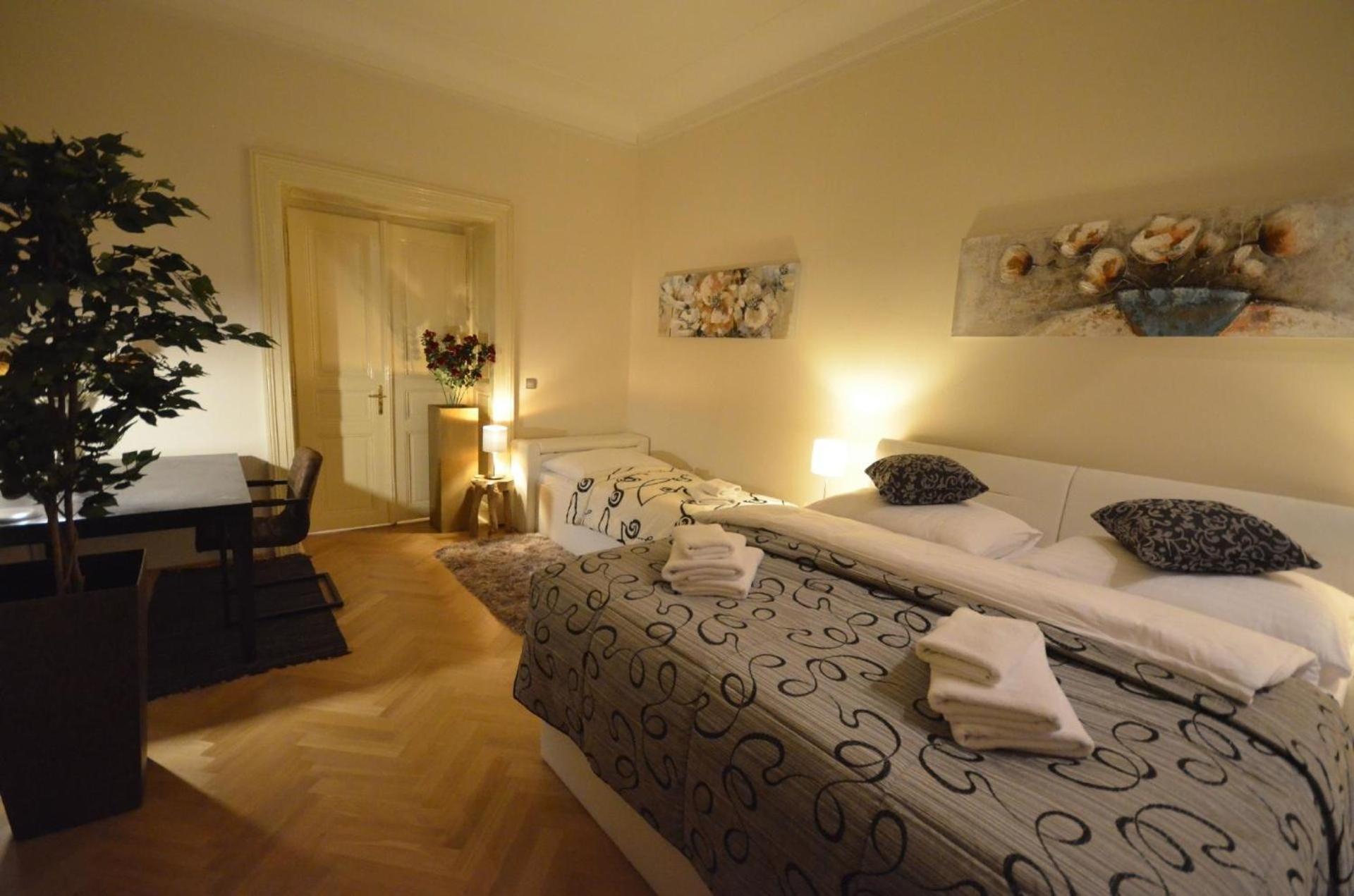 Fuer 3 Personen Und 2 In Prag * Praga